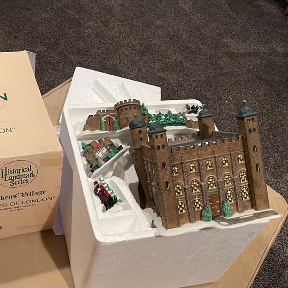 Dickens' Village Tower of London - Limited To Year Production - Picture 4 of 6